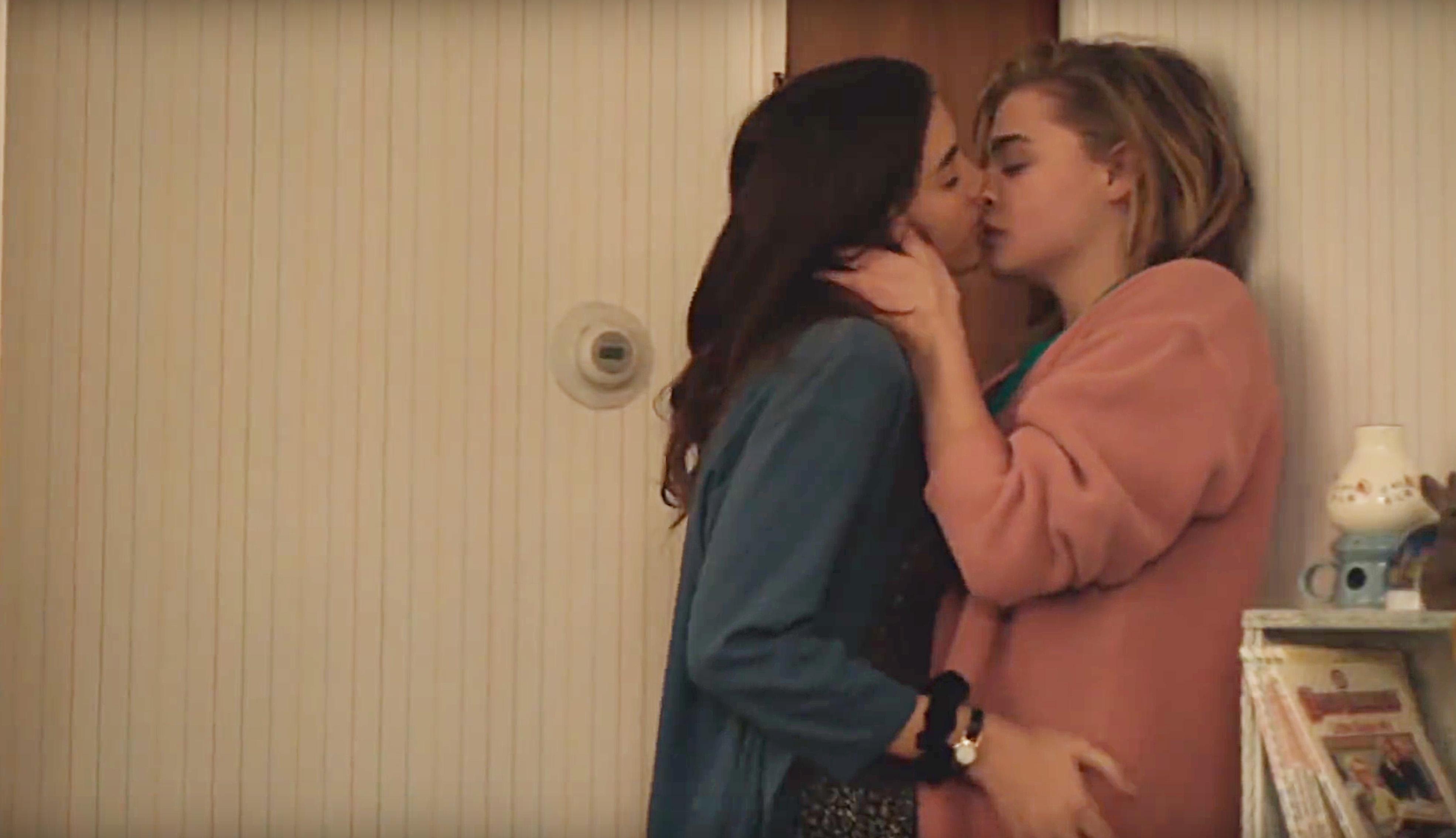 chloe grace moretz lesbian kissing while peeing chloe grace moretz lesbian kissing